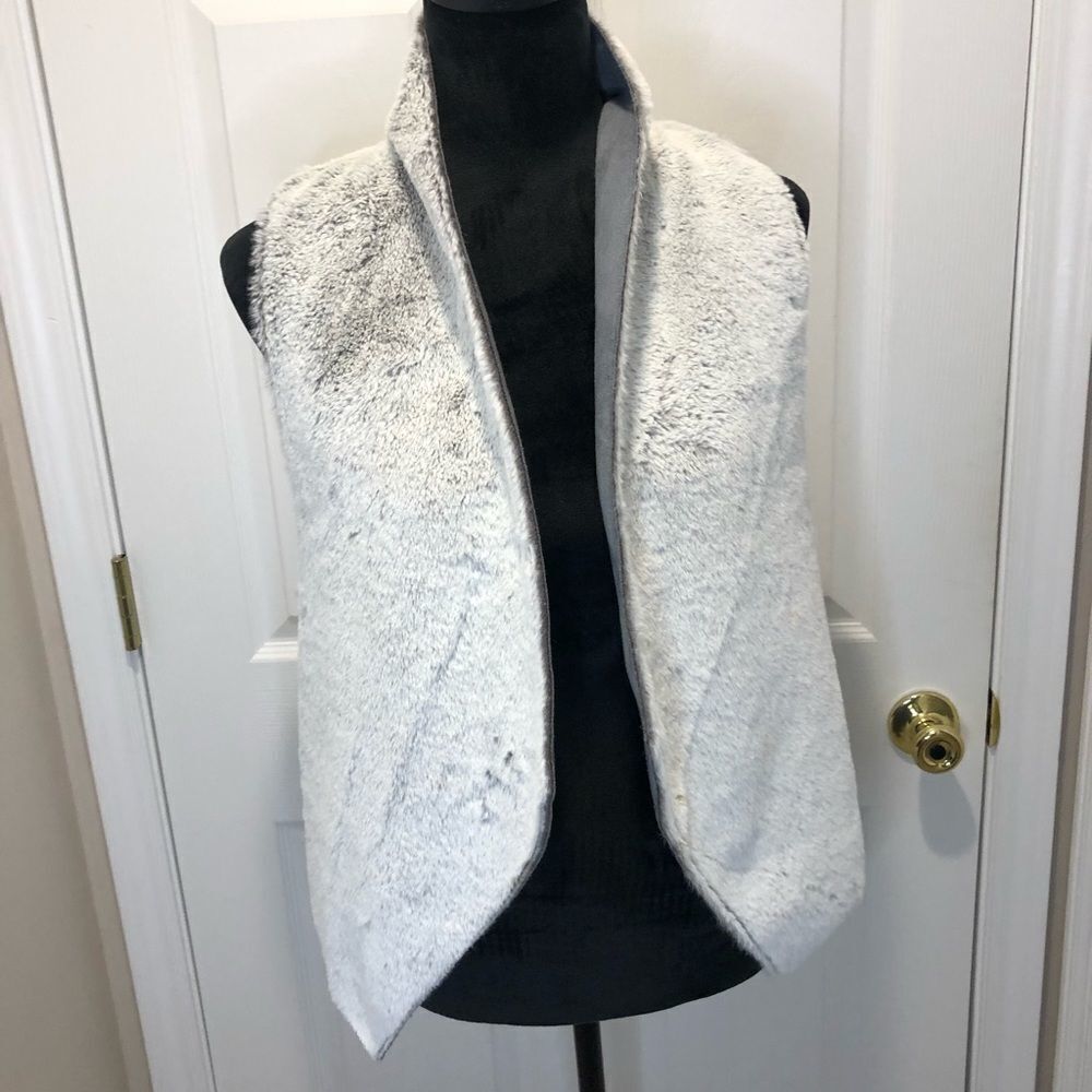 Tart faux fur gray vest size small